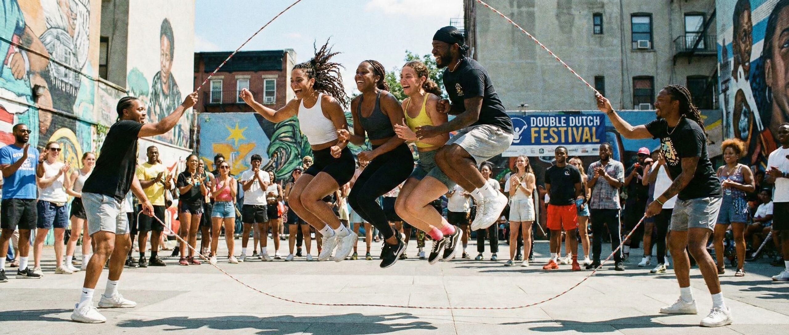 Des jeunes pratiquent du double dutch jump rope